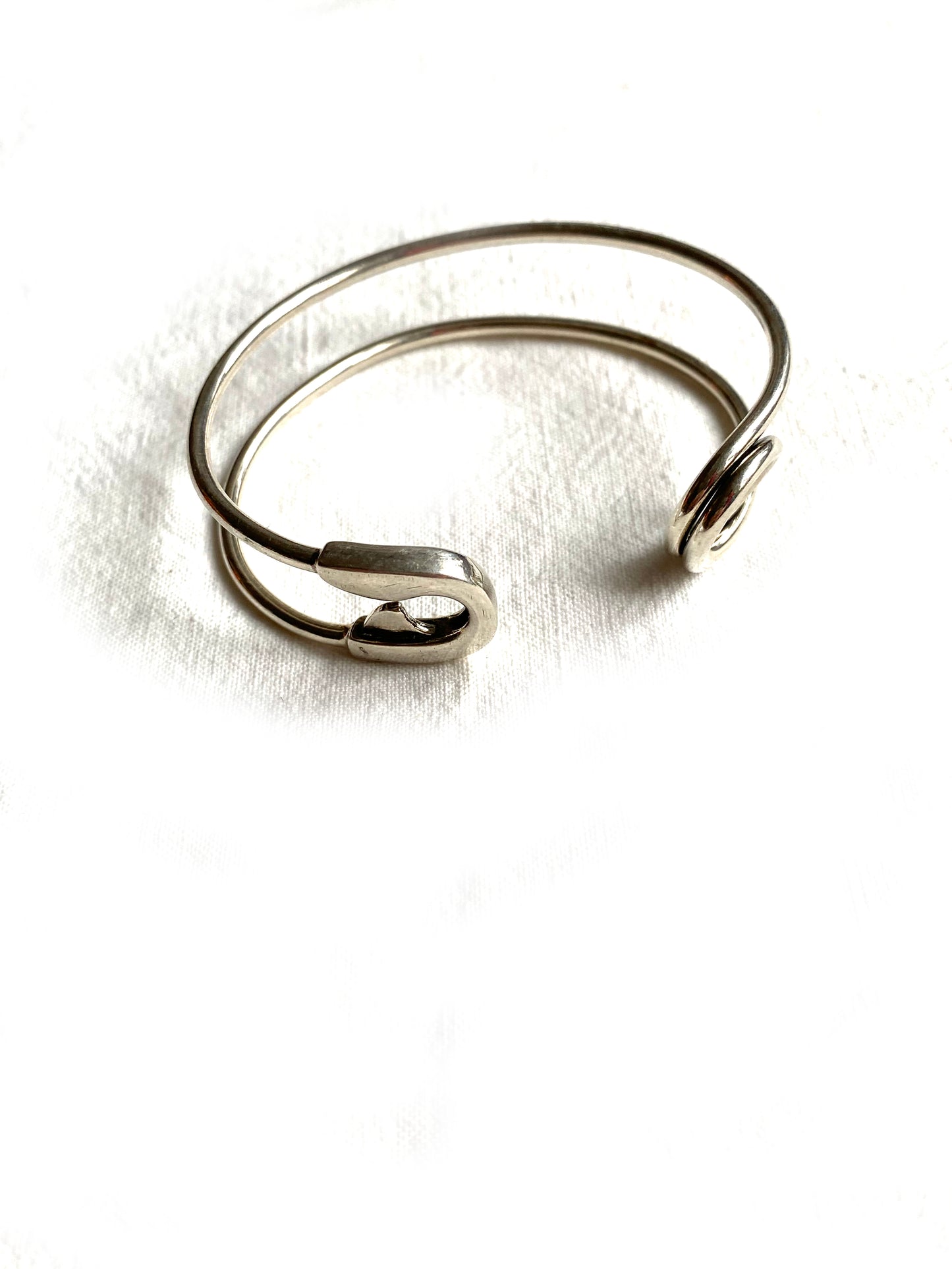 Anonyme - Safety pin cuff
