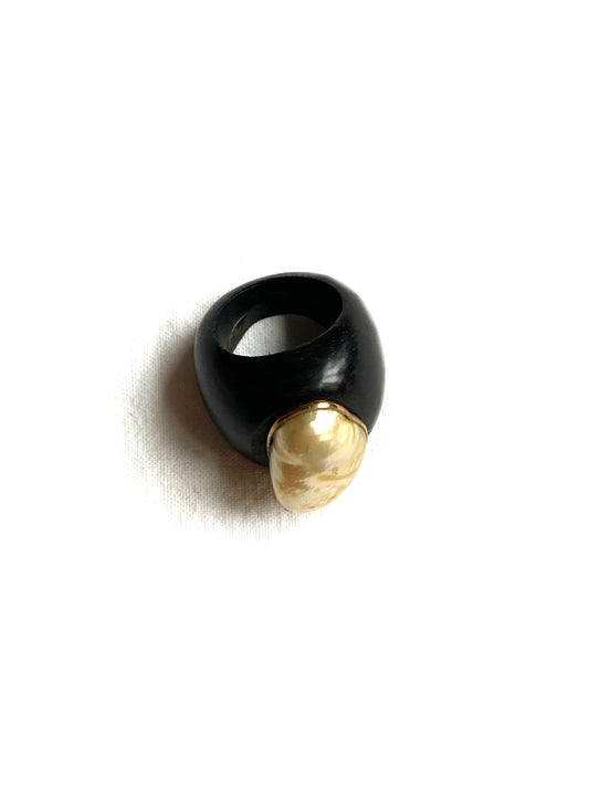 Anonyme - Pearl ring